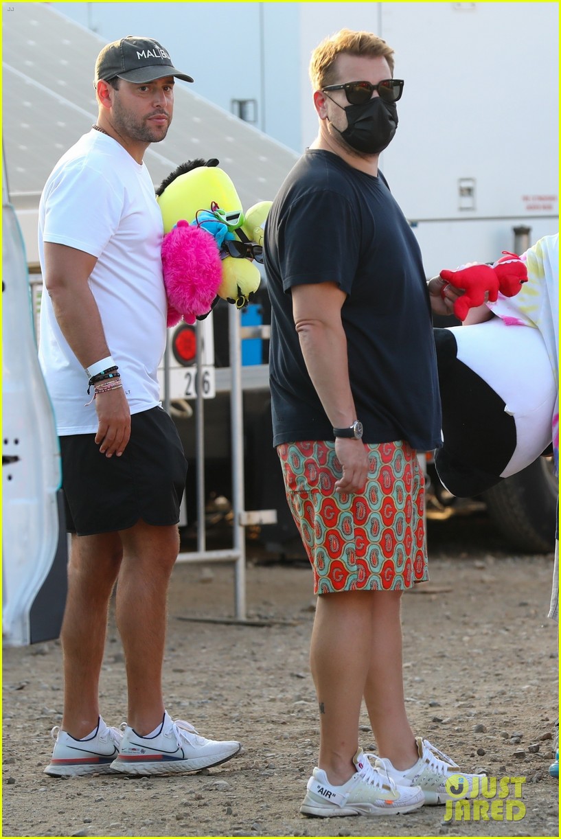 james corden hangs out with scooter braun 014616738