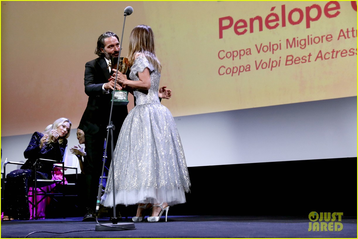 penelope cruz maggie gyllenhaal venice film festival closing ceremony 424620026