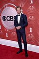 tom hiddleston sharp suit tony awards 2020 03