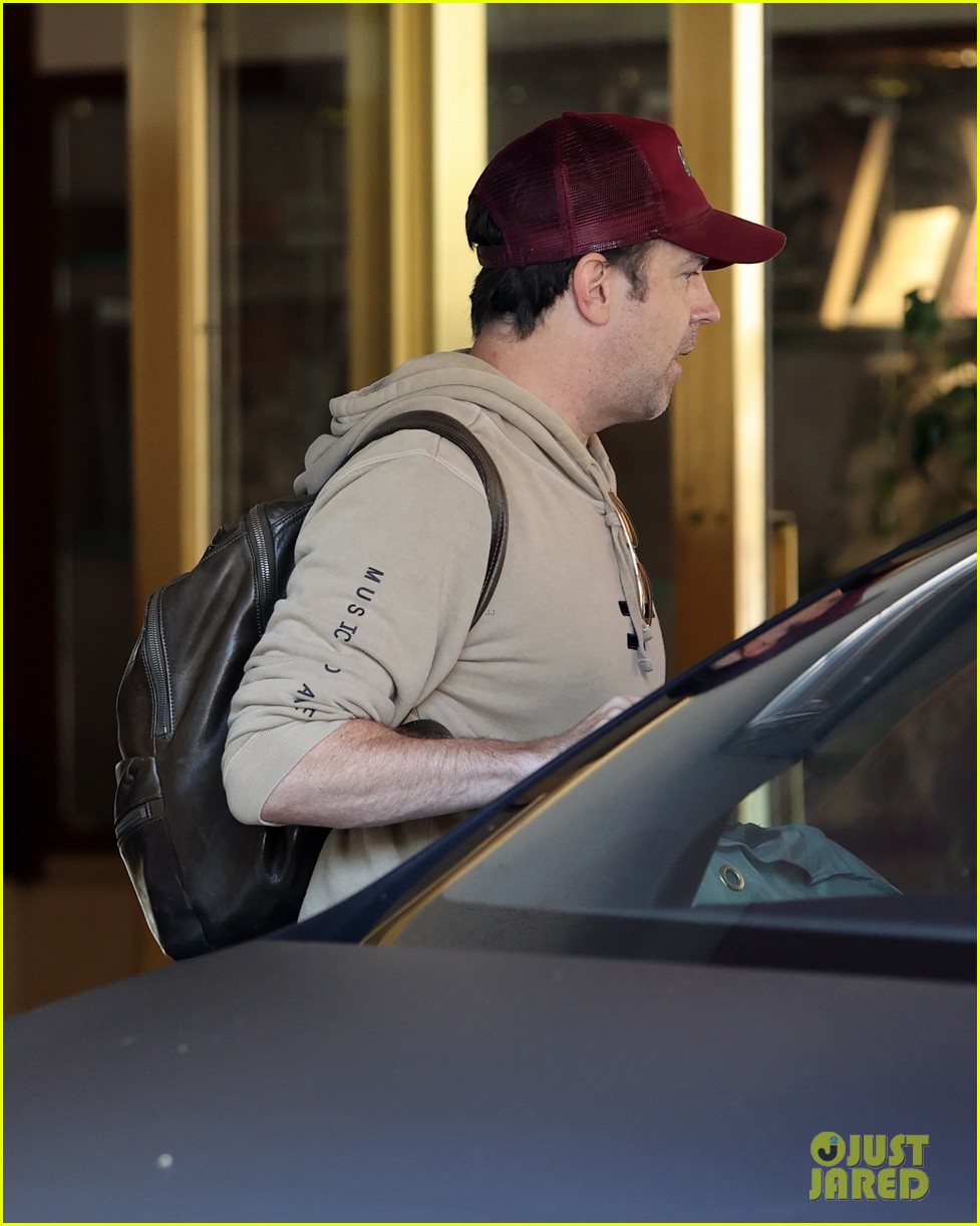 Jason Sudeikis Safely Packs His Emmys In His Car After Hotel Check Out