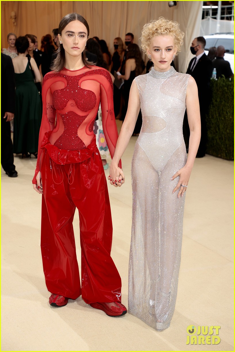 Photo: julia garner ella emhoff arrive together met gala 18 | Photo