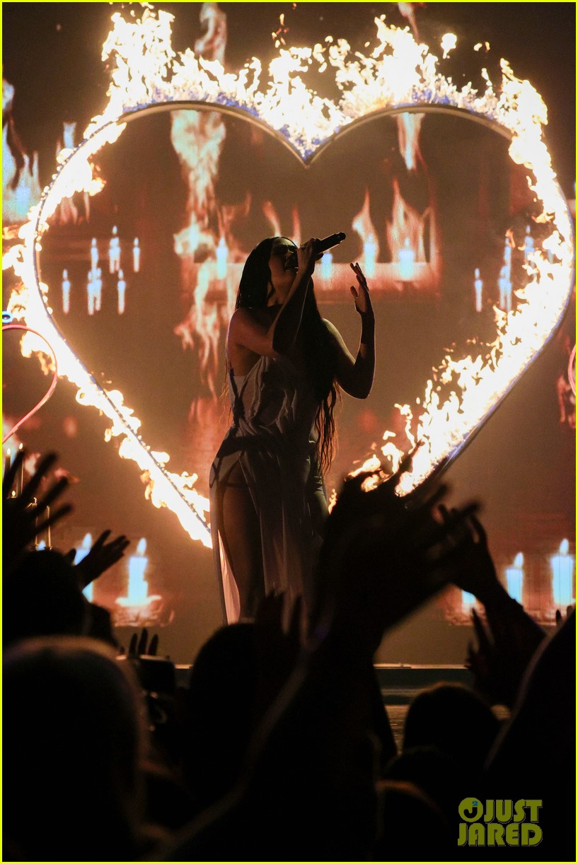 Kacey Musgraves Performs 'StarCrossed' Live for the First Time at MTV(00)