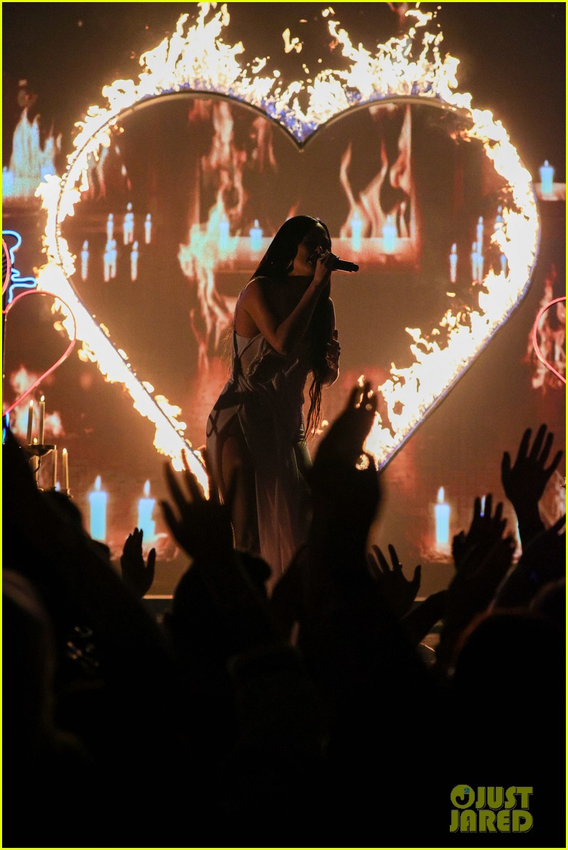 Kacey Musgraves Performs 'StarCrossed' Live for the First Time at MTV