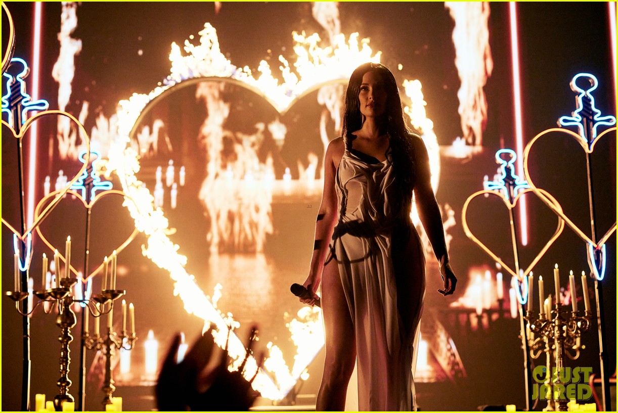 Kacey Musgraves Performs 'StarCrossed' Live for the First Time at MTV
