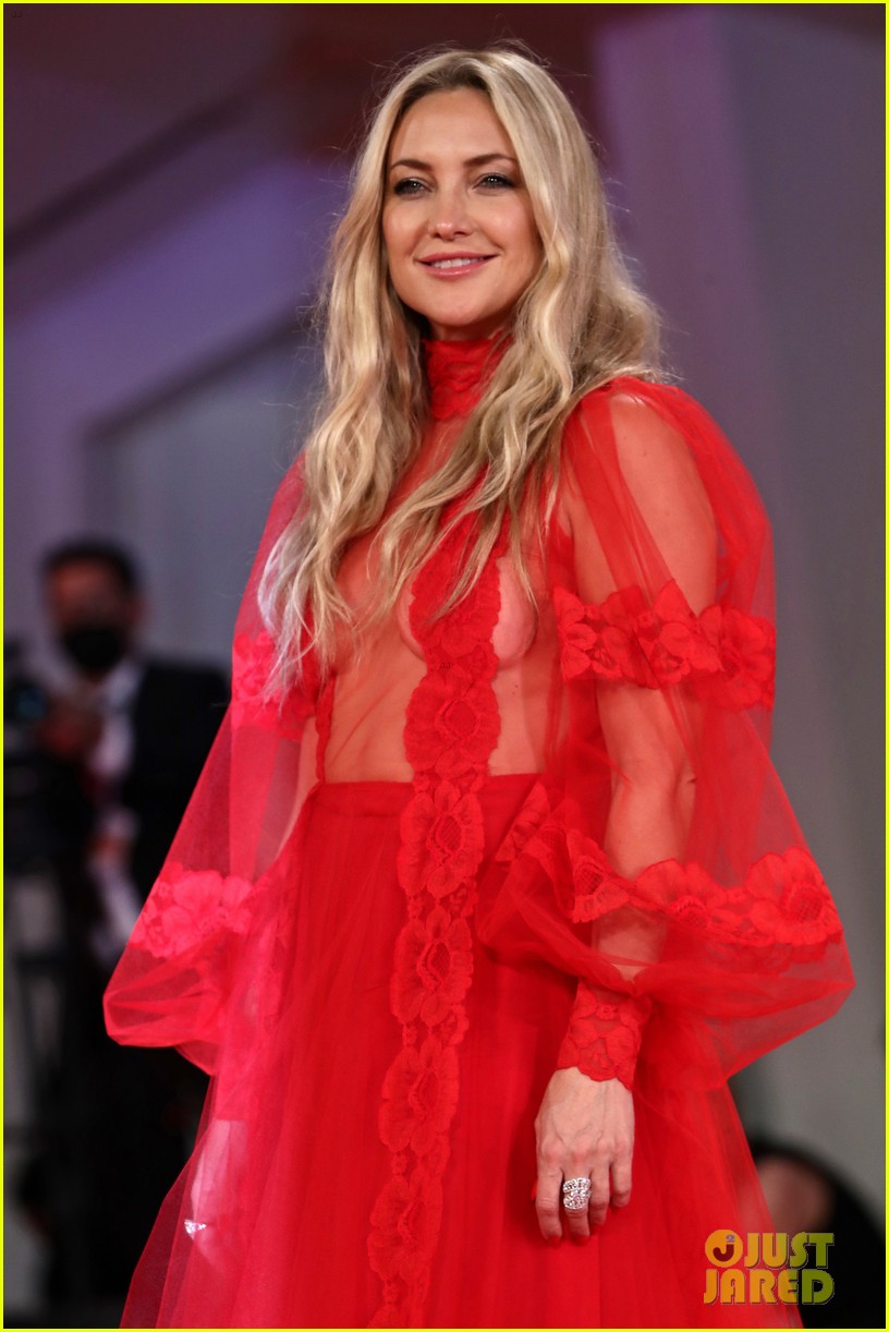 Kate Hudson Plays With A Dog At The Premiere of 'Mona Lisa And The