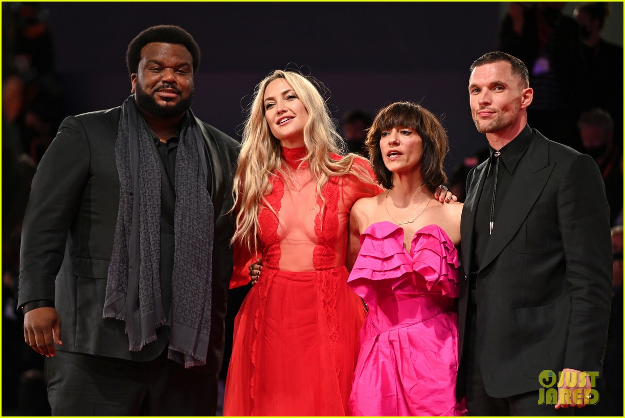 Kate Hudson Plays With A Dog At The Premiere of 'Mona Lisa And The