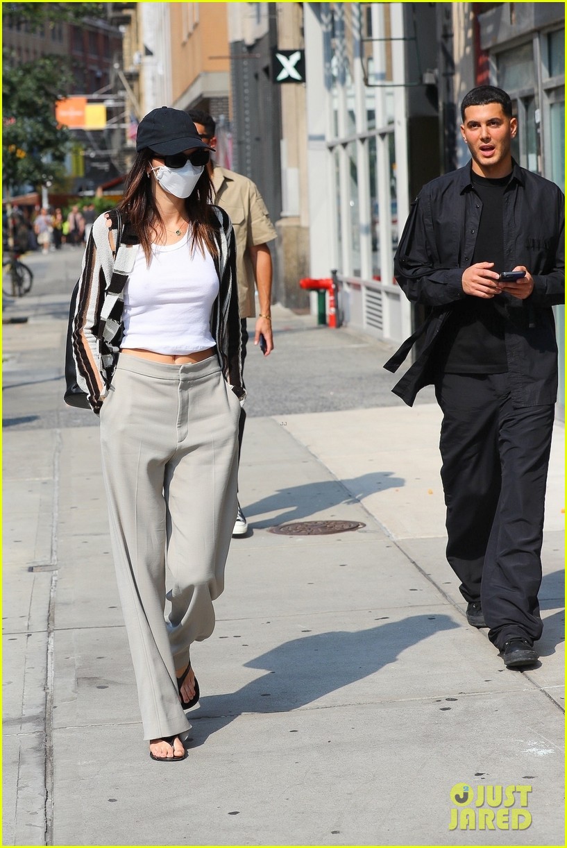 Kendall Jenner Grabs Lunch With Boyfriend Devin Booker in NYC Photo