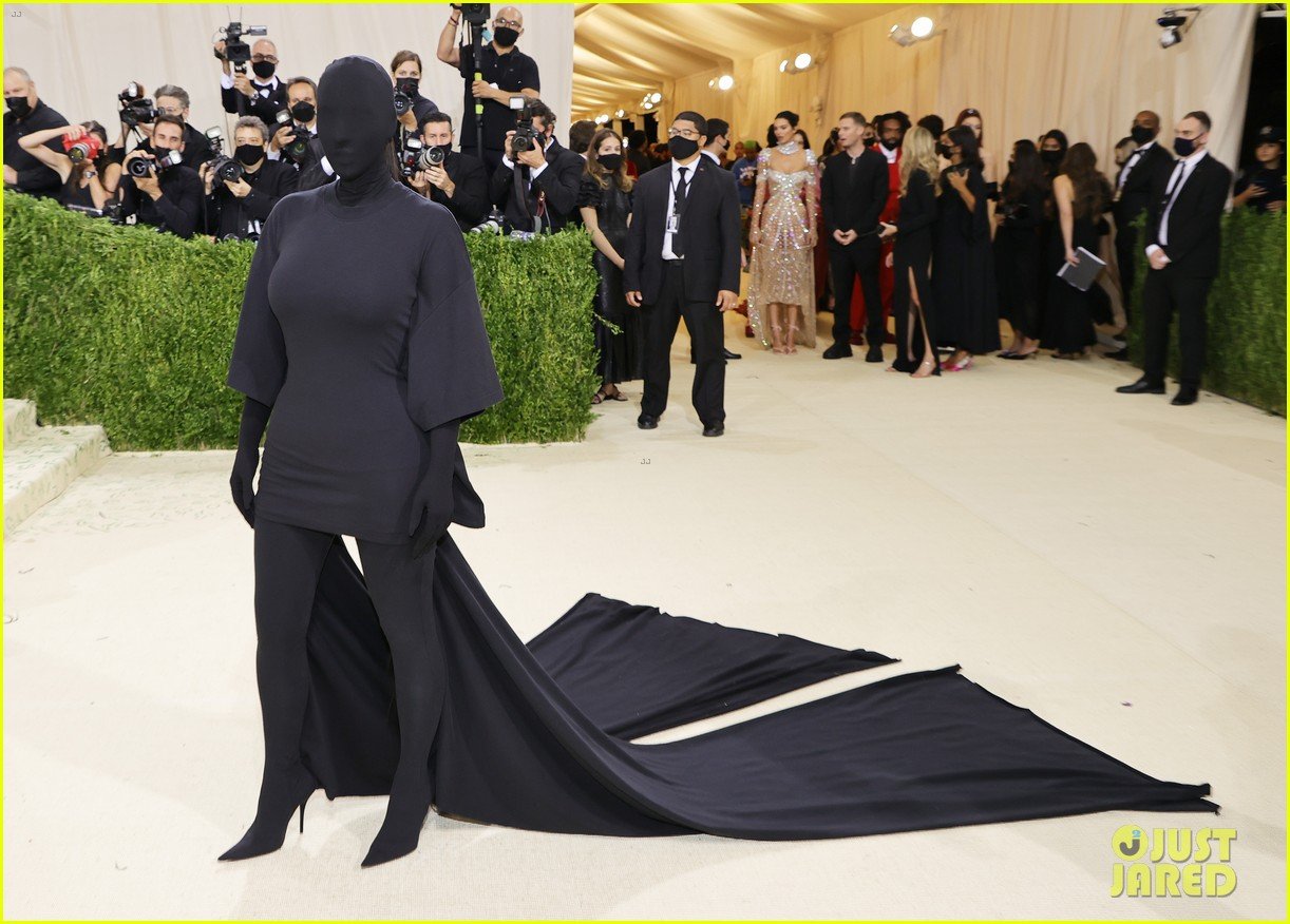 kim kardashian explains how her met gala look fit the events theme 094624778