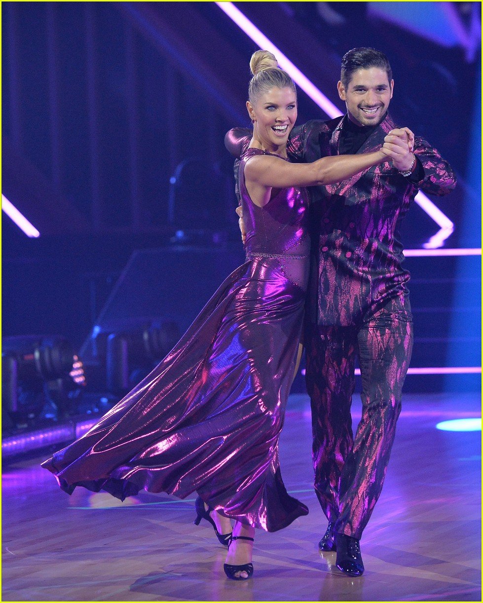Amanda Kloots Gives Inspiring Performance on 'DWTS' Premiere, Talks(00)