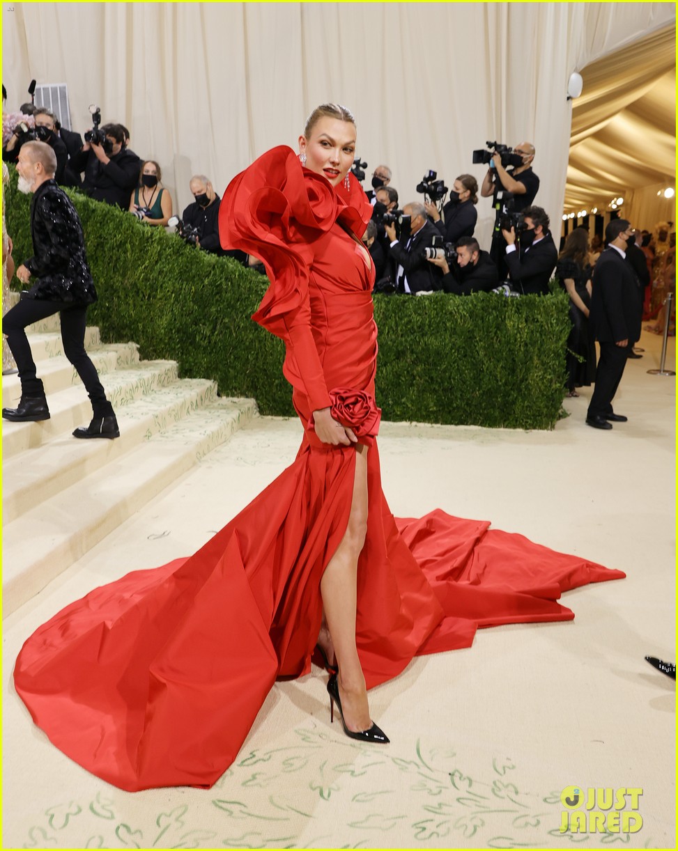 Karlie Kloss Goes Red Hot for Met Gala 2021: Photo 4623156 | Photos