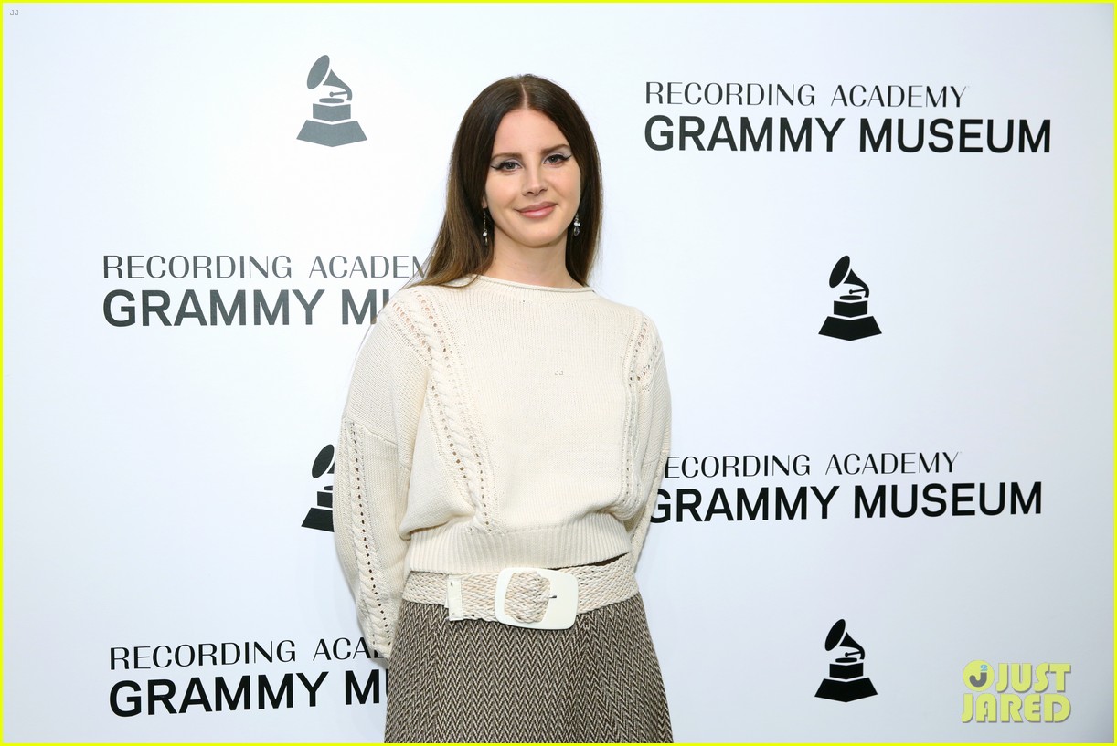 Lana Del Rey Quits Social Media, Explains Why in One Last Post Photo