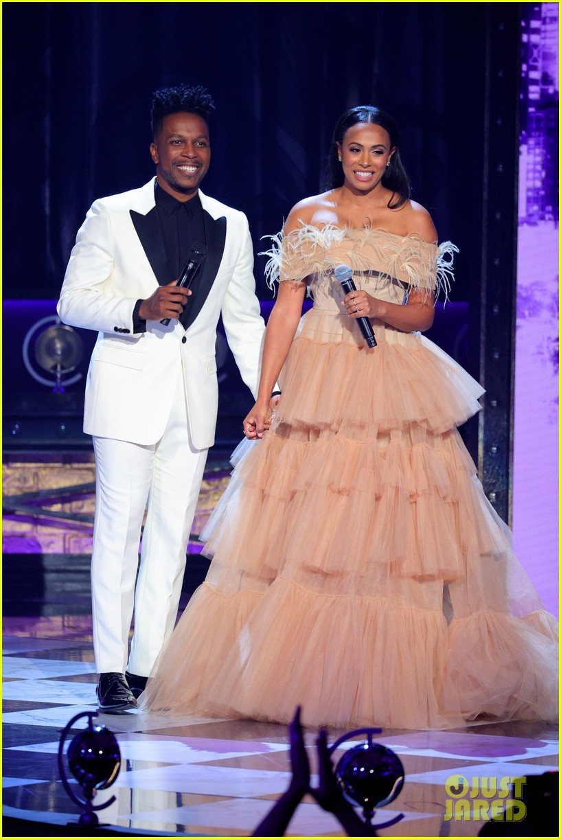 Leslie Odom Jr & Wife Nicolette Robinson Are Couple Goals on Stage at(01)