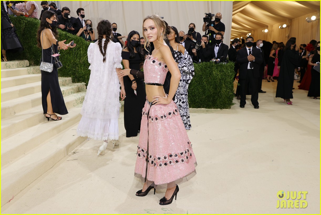 Photo: lily rose depp margaret qualley share sweet moment met gala 07