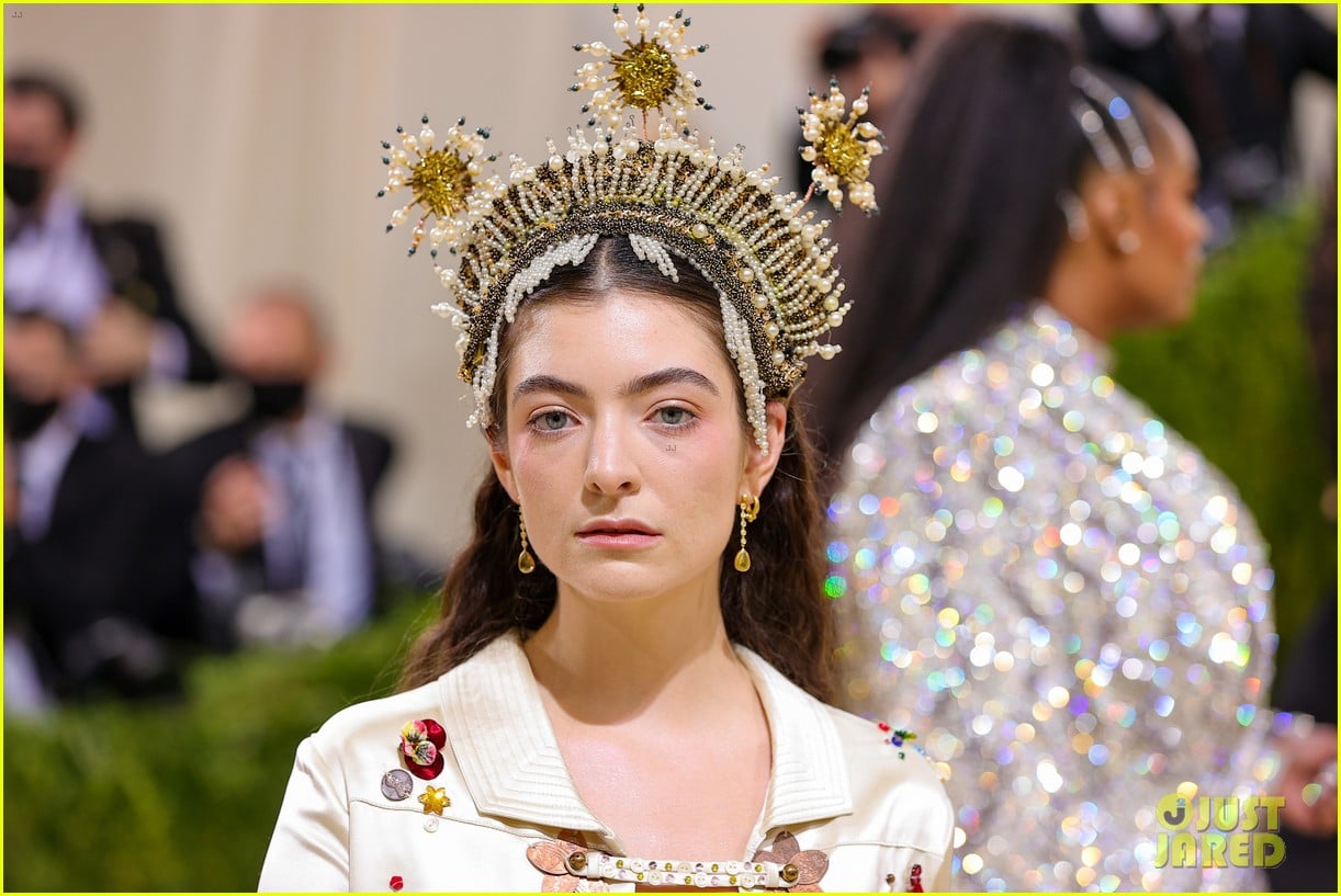 Lorde Steps Out in a Jeweled Crown For the Met Gala 2021: Photo 4623106