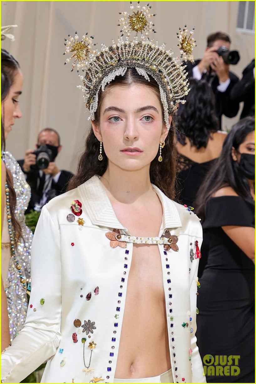 Lorde Steps Out in a Jeweled Crown For the Met Gala 2021: Photo 4623109