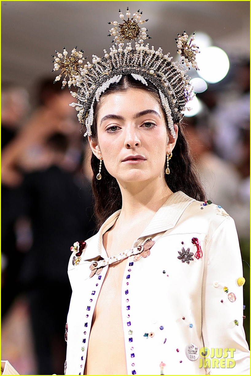Lorde Steps Out in a Jeweled Crown For the Met Gala 2021: Photo 4623110