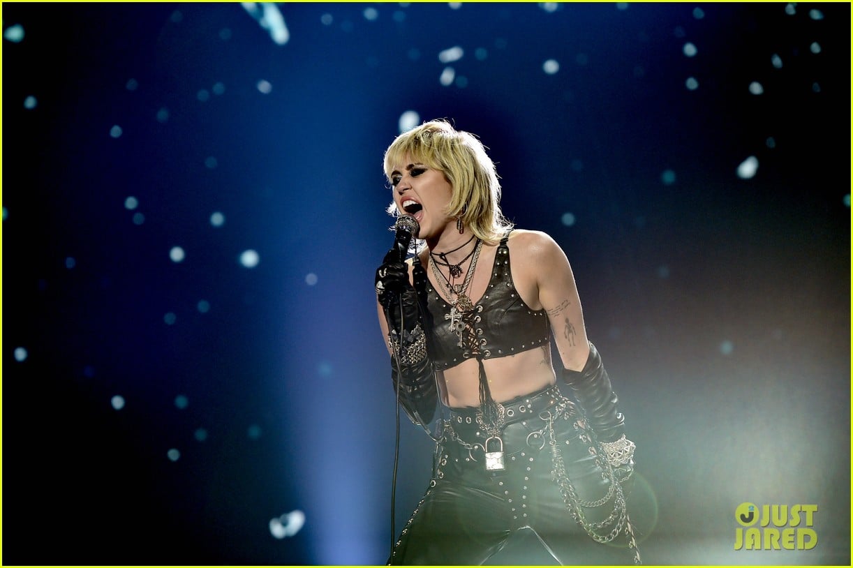 miley cyrus hosting new years eve special lorne michaels 014635493