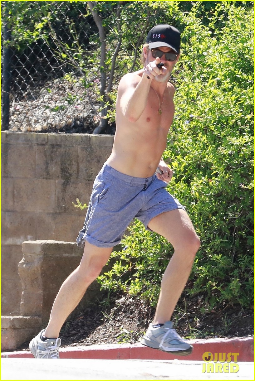 chris-pine-shirtless-run-12.jpg