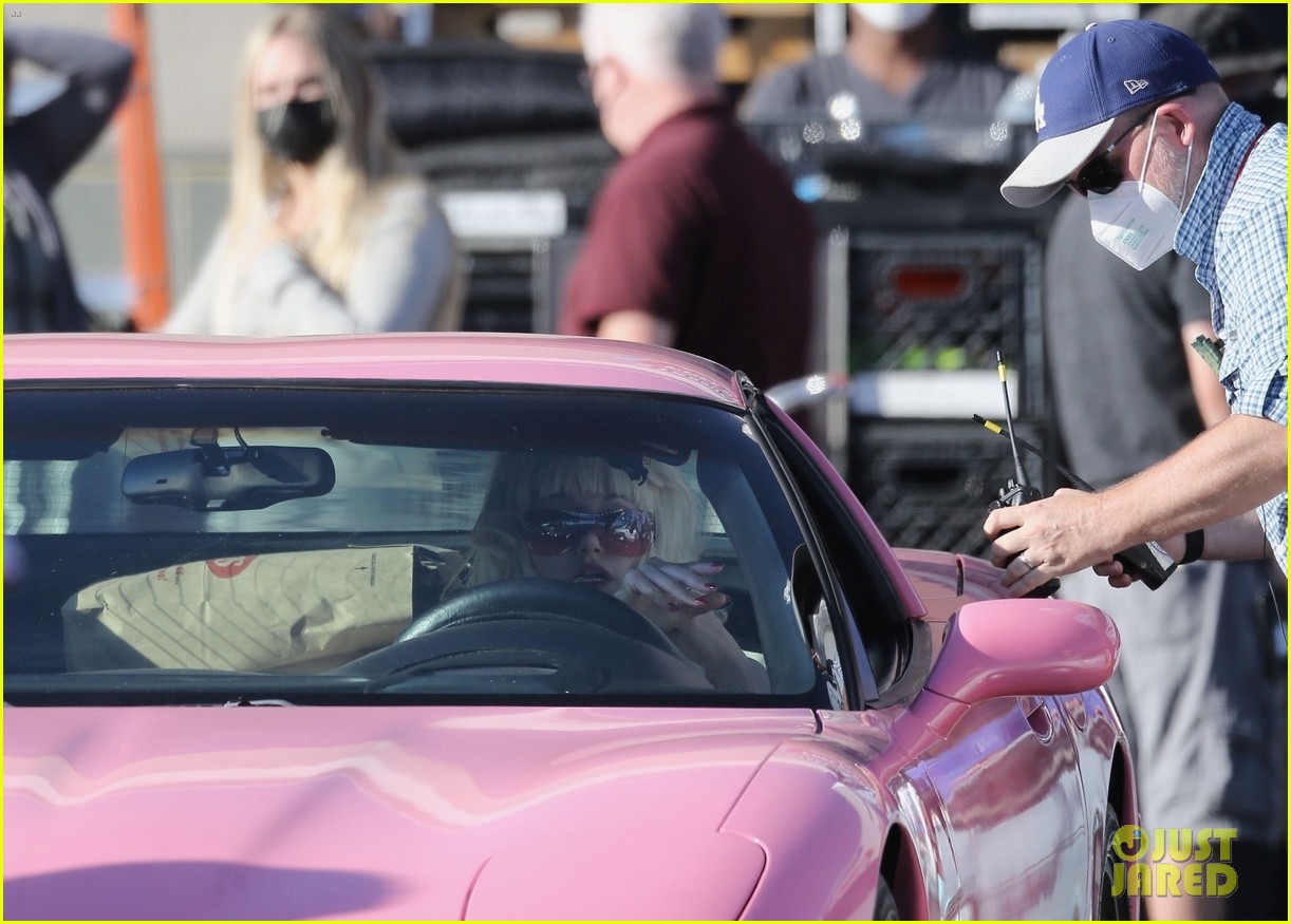 Photo: emmy rossum transform into angelyne filming upcoming mini series