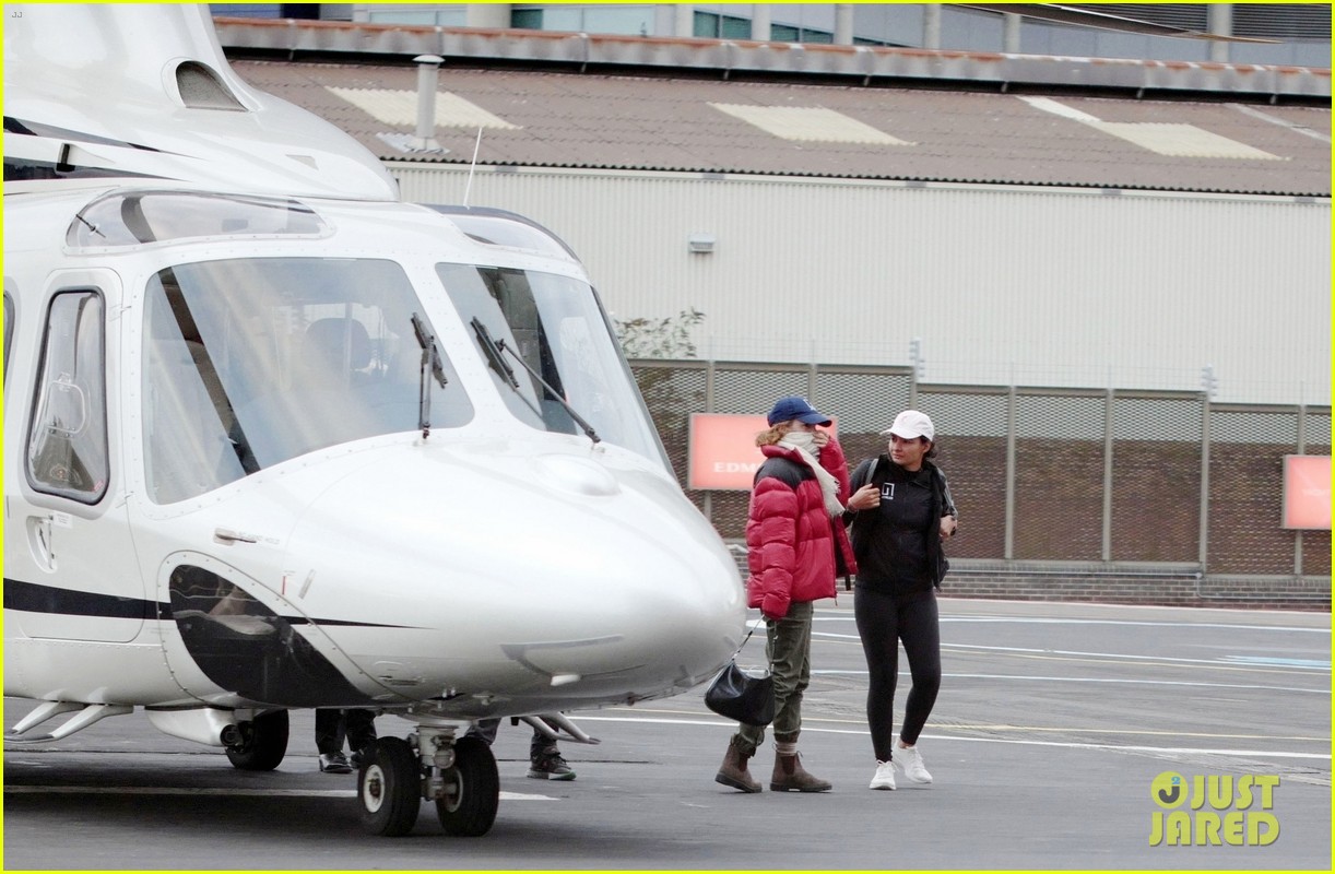 emma watson lands in england on a helicopter 034613807