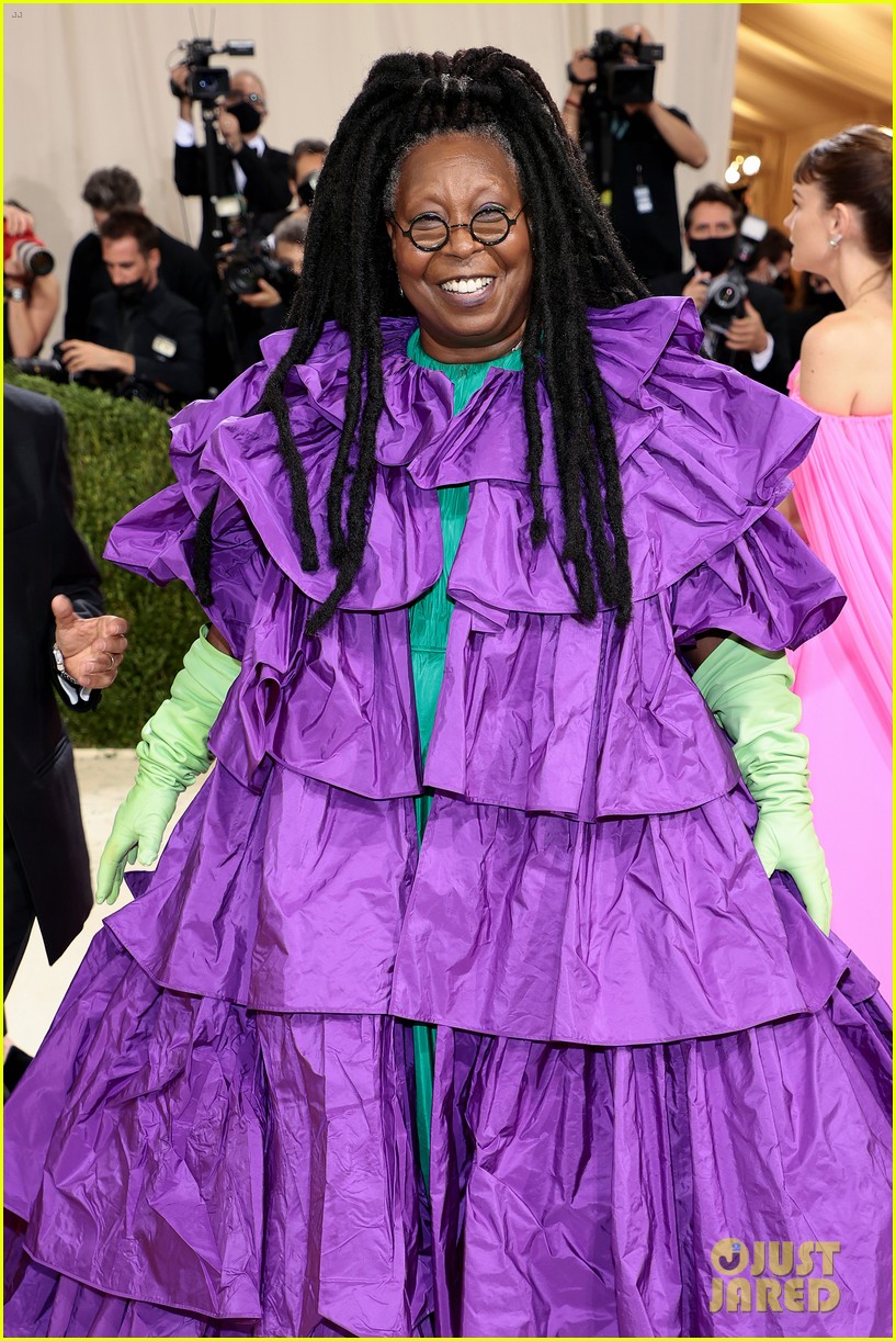 Photo whoopi goldberg carey mulligan in valentino at met gala 02