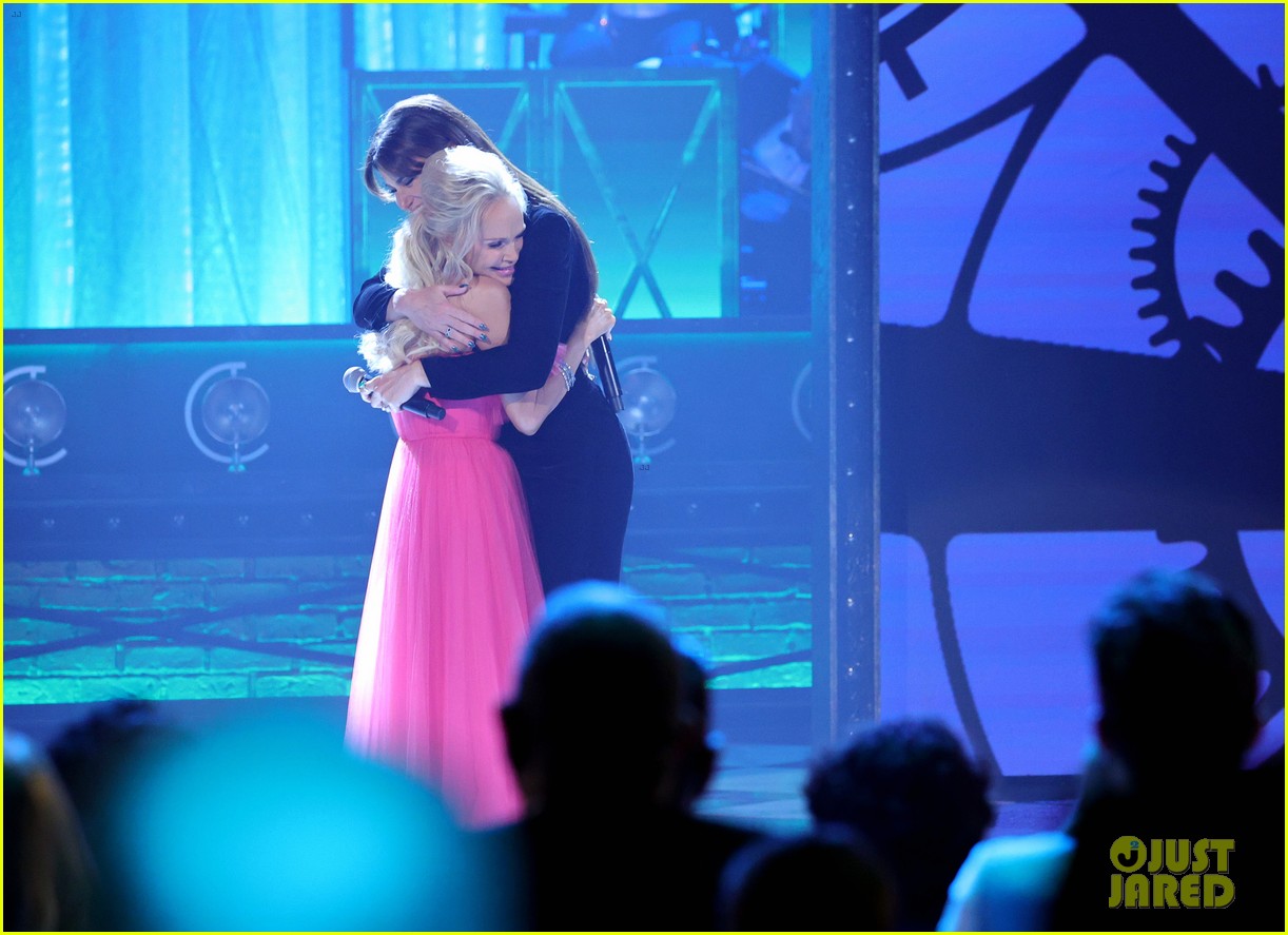 Kristin Chenoweth & Idina Menzel Reunite to Perform 'Wicked' Song at