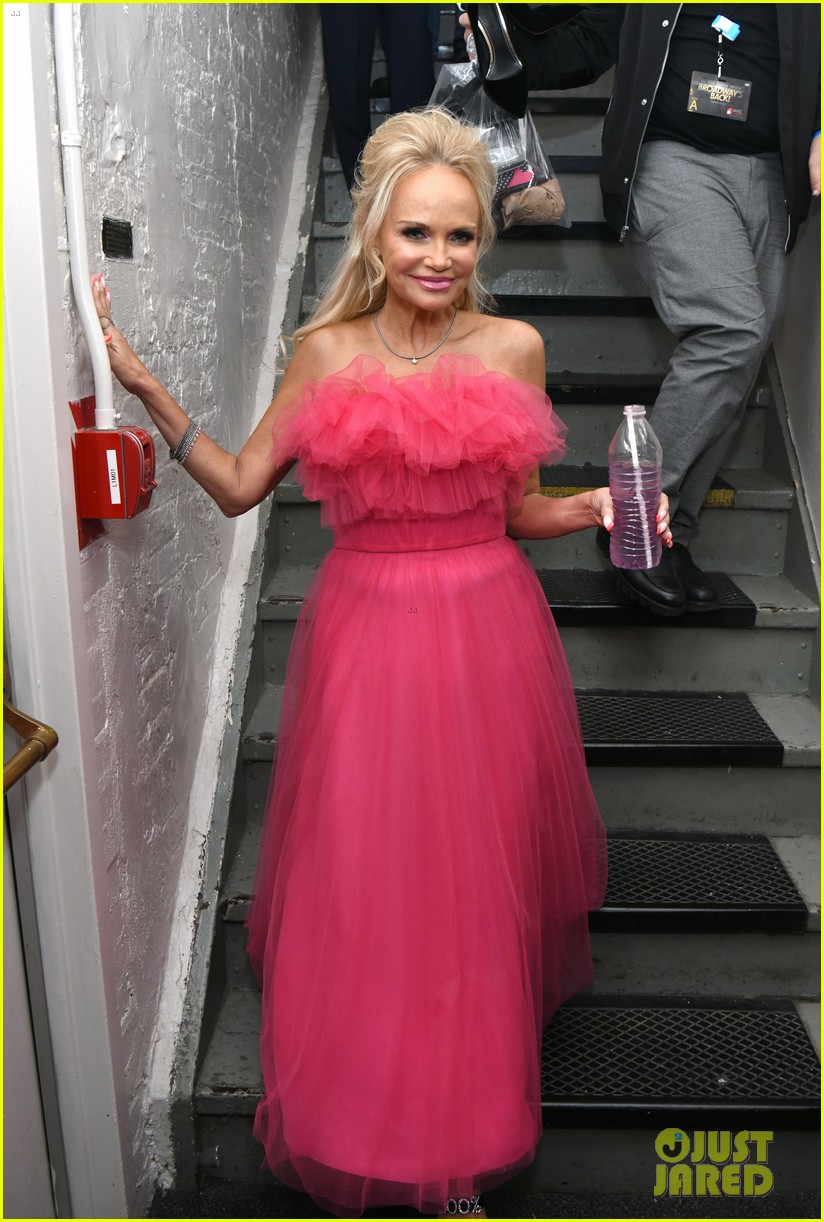 Kristin Chenoweth & Idina Menzel Reunite to Perform 'Wicked' Song at