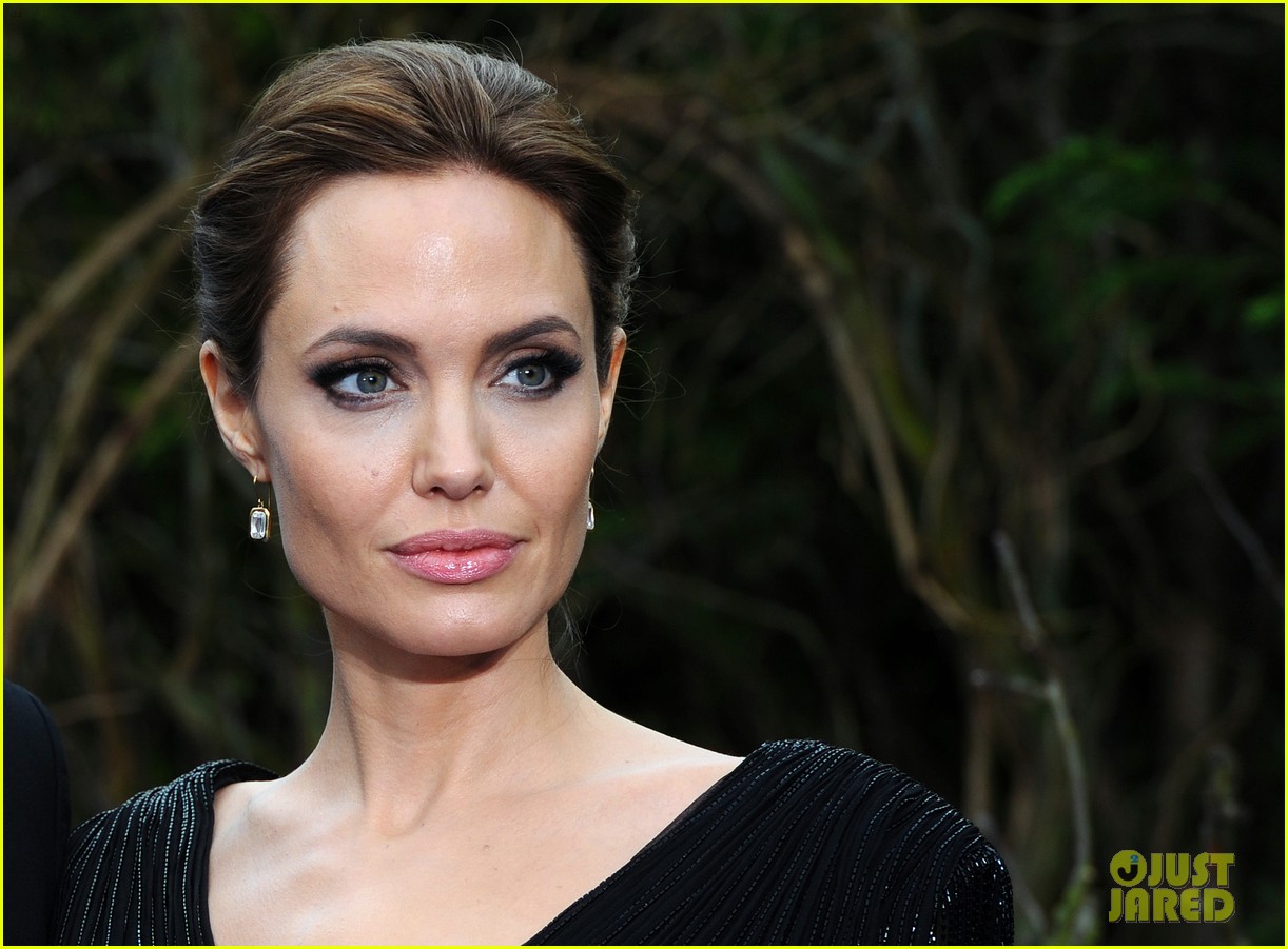 angelina jolie reveals kindest thing anyones done for her 024652524