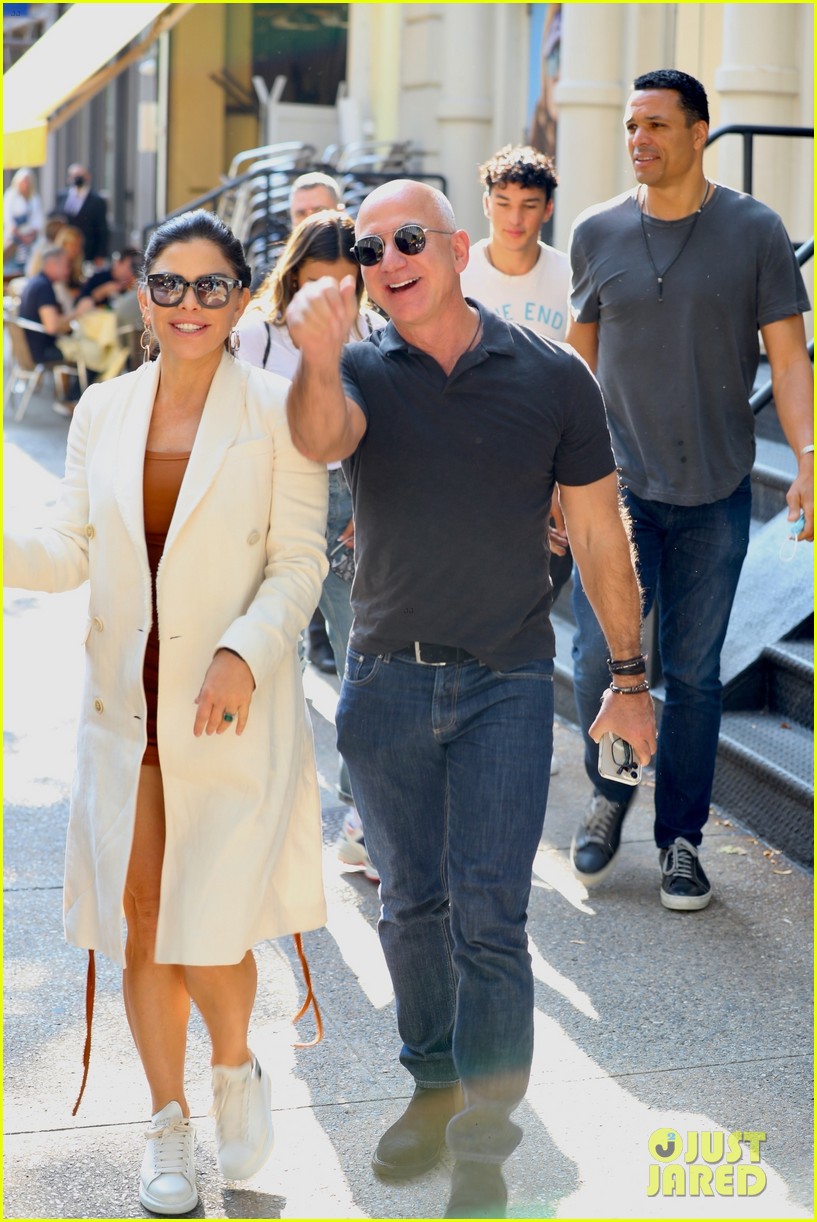 Jeff Bezos & Girlfriend Lauren Sanchez Are All Smiles After a Lunch(01)