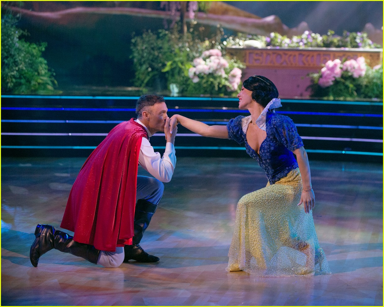 Brian Austin Green & Sharna Burgess Face Criticism from 'DWTS' Judges(00)