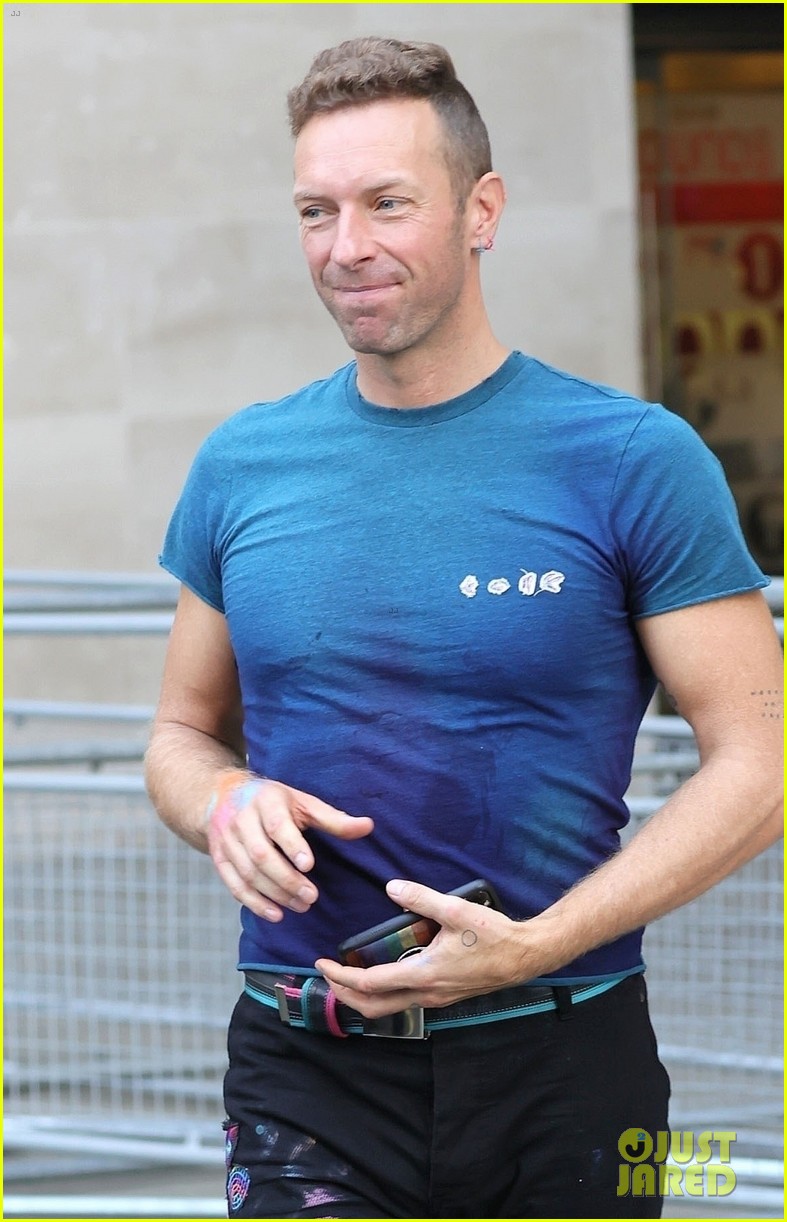 chris martin goes barefoot after bbc live lounge performance 024642166