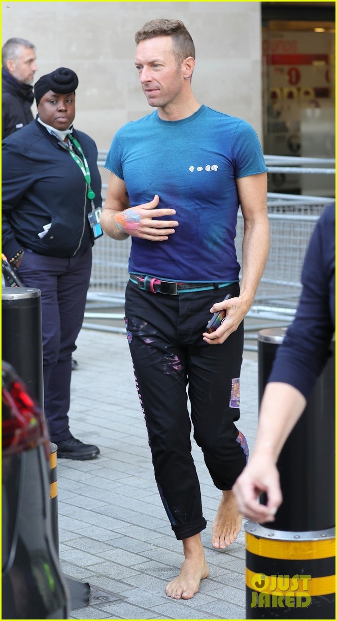 chris martin goes barefoot after bbc live lounge performance 034642167