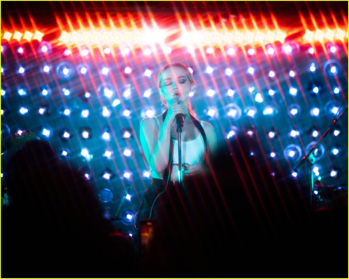 Dove Cameron Performs Sold Out Solo Show in New York Check Out