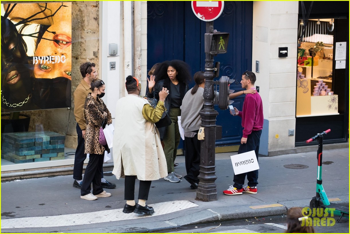 gossip girl cast shopping in paris 044641989