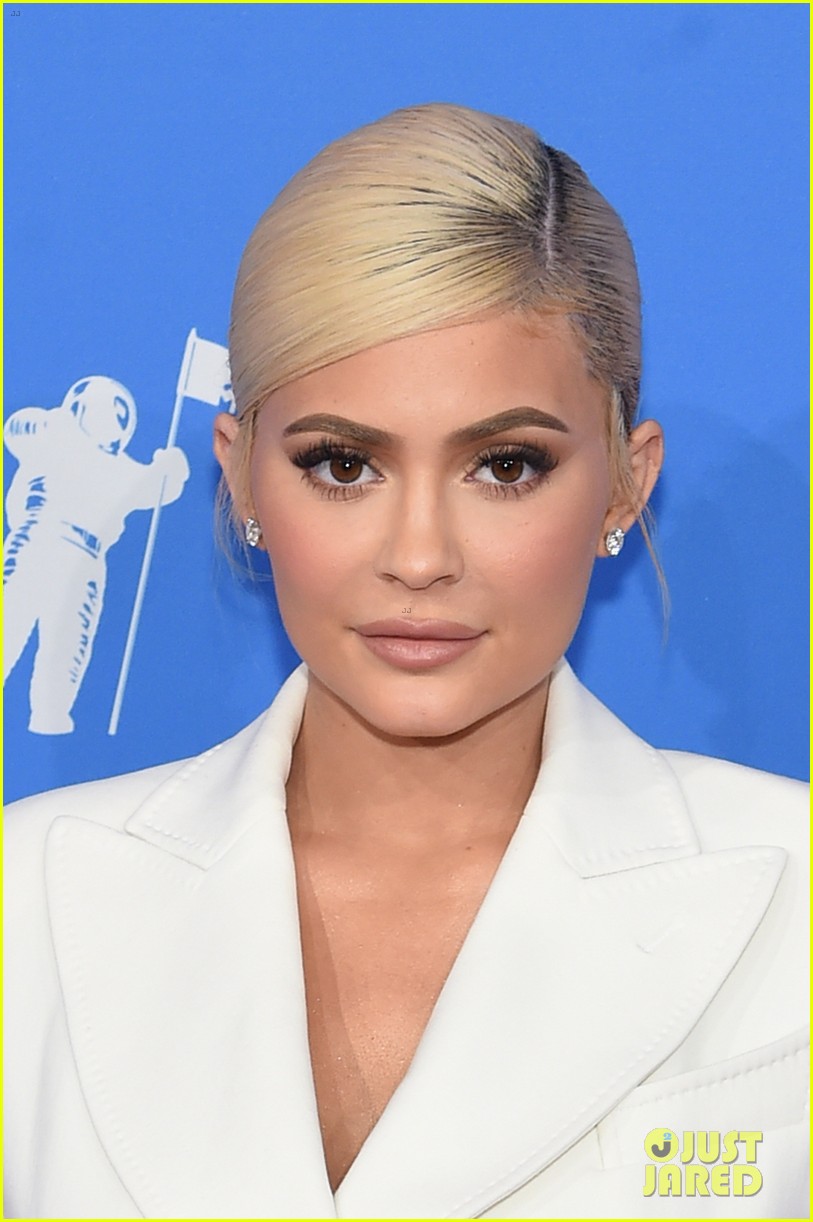 kylie jenner makeup three hours 024639062