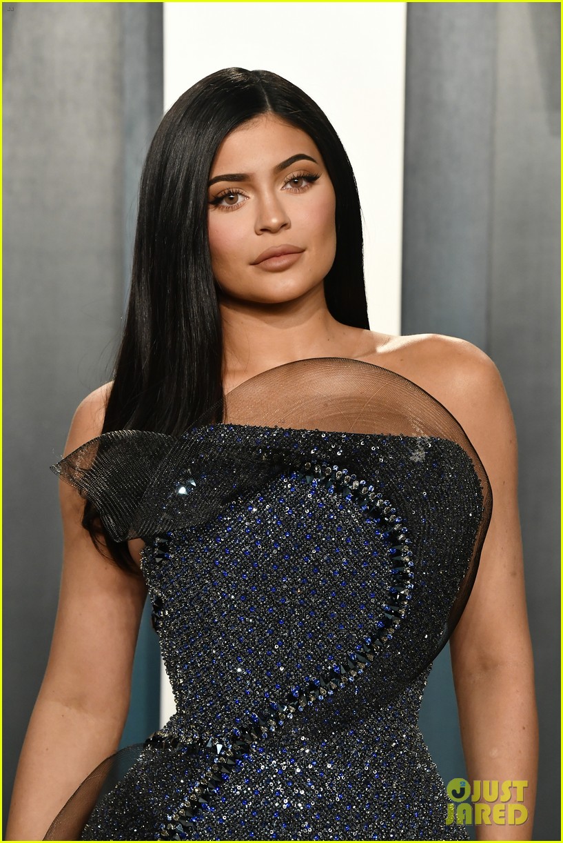 kylie jenner makeup three hours 054639065