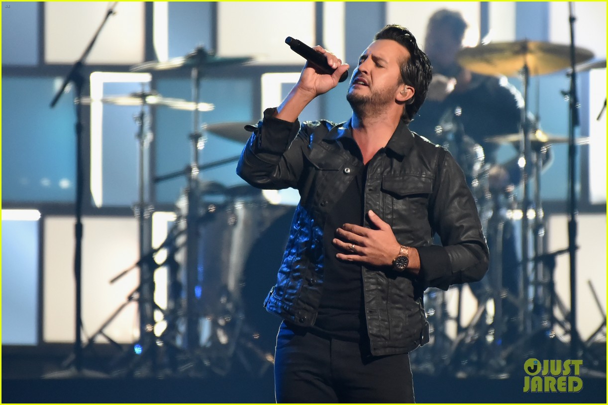 Luke Bryan Announced as Host of the CMA Awards 2021 Photo 4646182