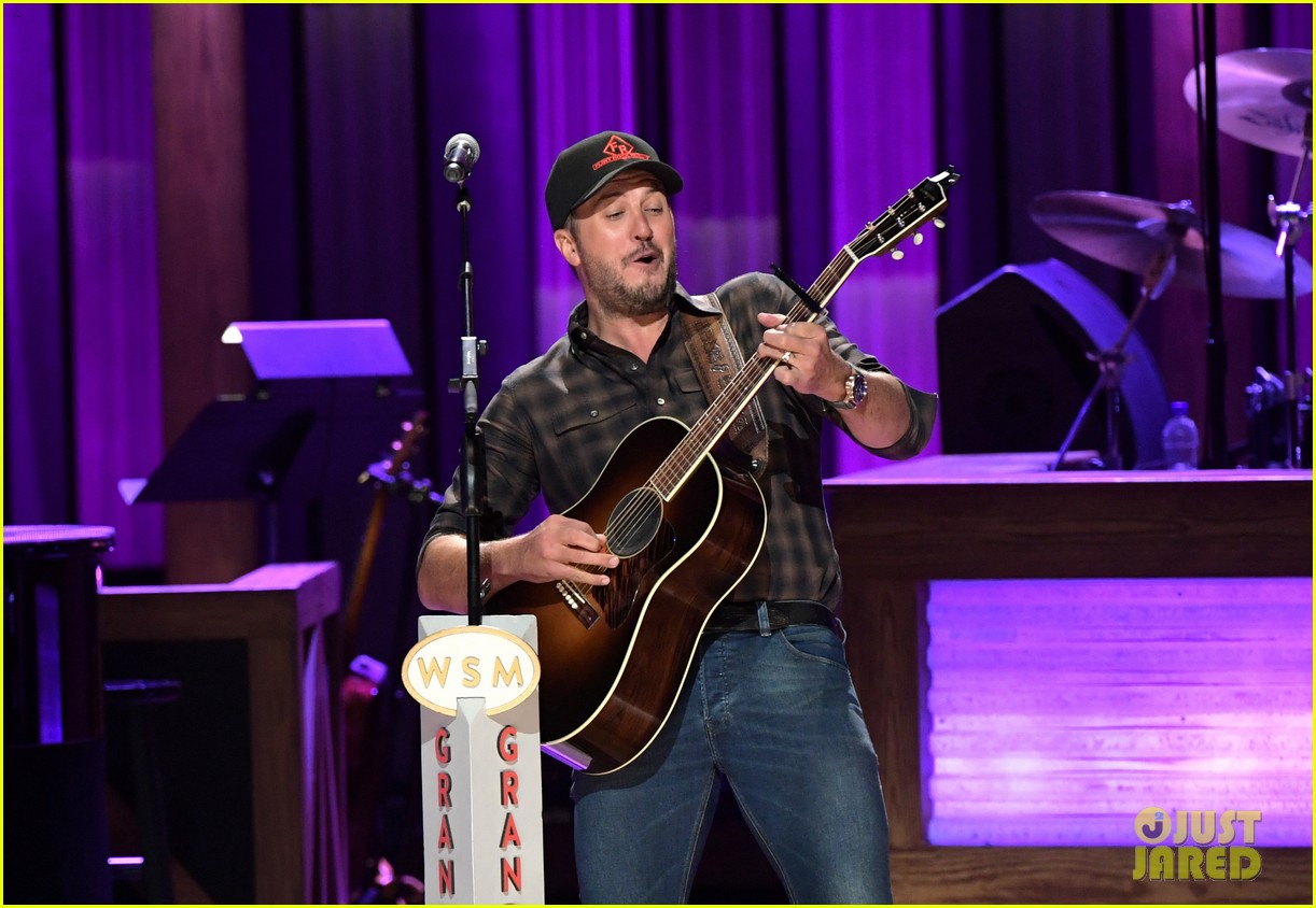 Luke Bryan Announced as Host of the CMA Awards 2021 Photo 4646184