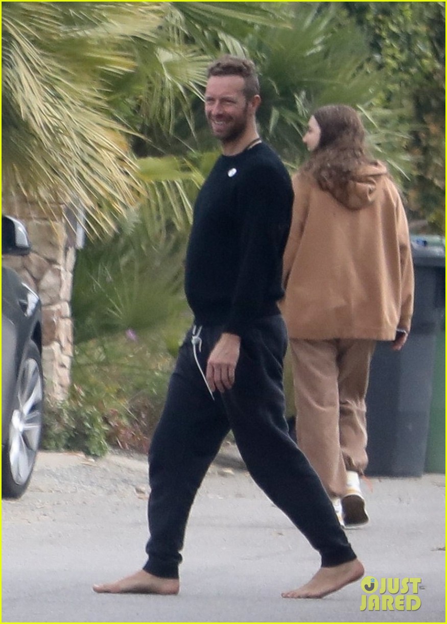 Photo dakota johnson chris martin sean penn meet up with real estate