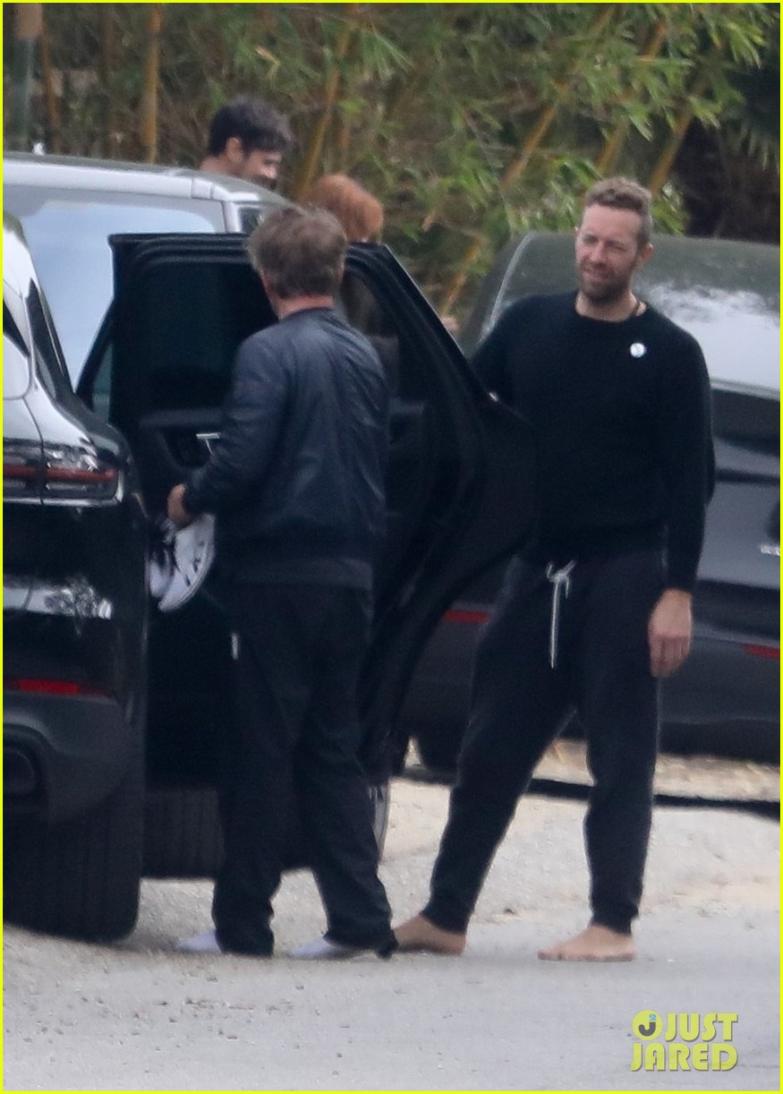 Full Sized Photo of dakota johnson chris martin sean penn meet up with