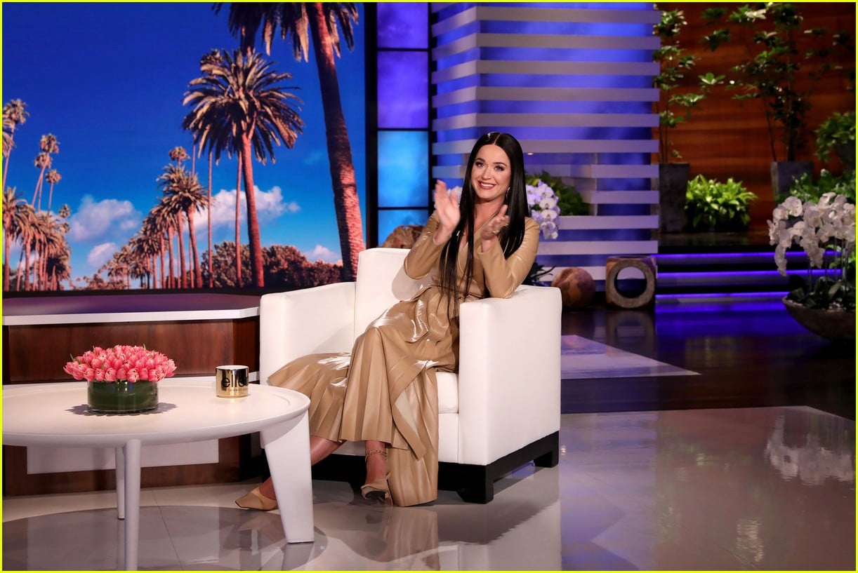 Katy Perry Jokingly Compares Mom Life to Being a Pop Star Watch(02)