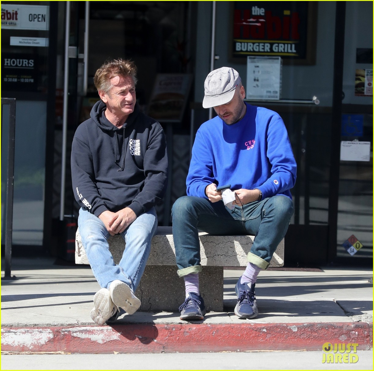 Photo sean penn chills out friend lunch dinner following div news 01