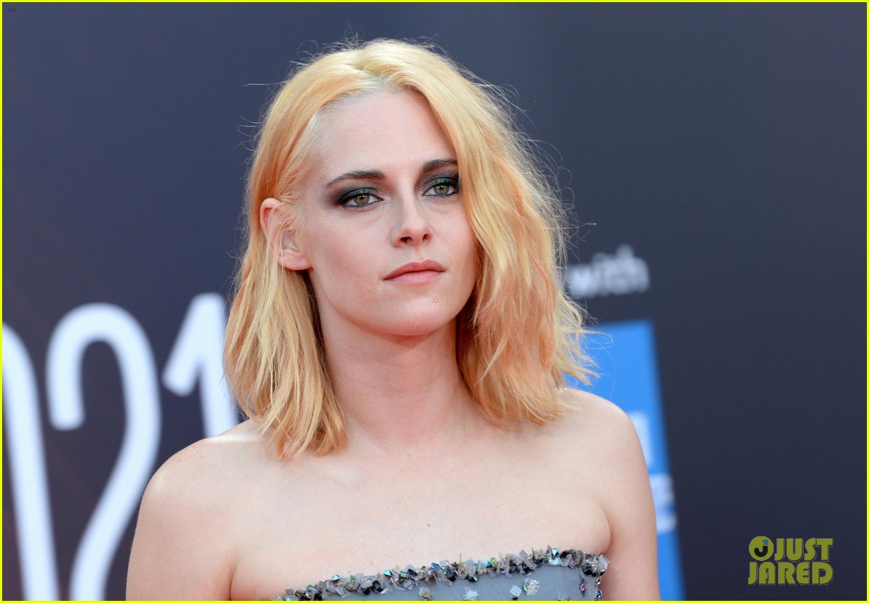 Kristen Stewart Premieres 'Spencer' with Her CoStars in London Photo