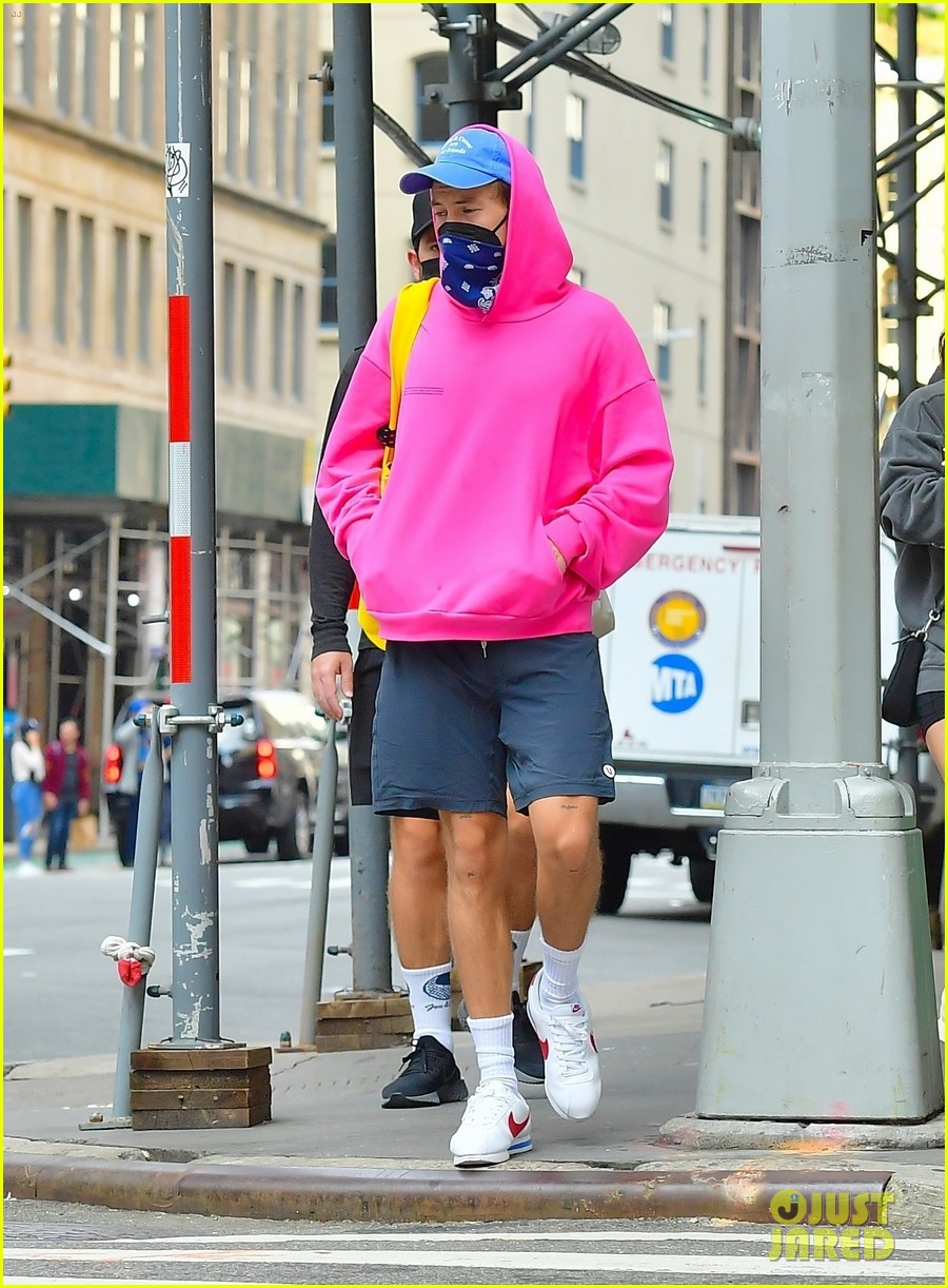 harry styles sports bright pink hooding while hanging out with friends 014637773