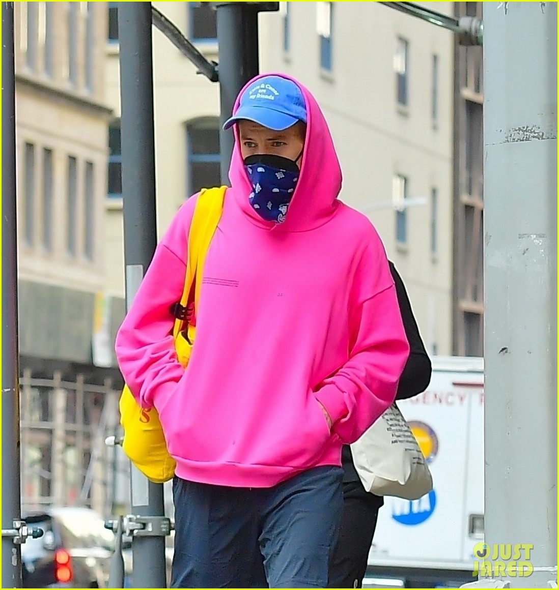harry styles sports bright pink hooding while hanging out with friends 024637774