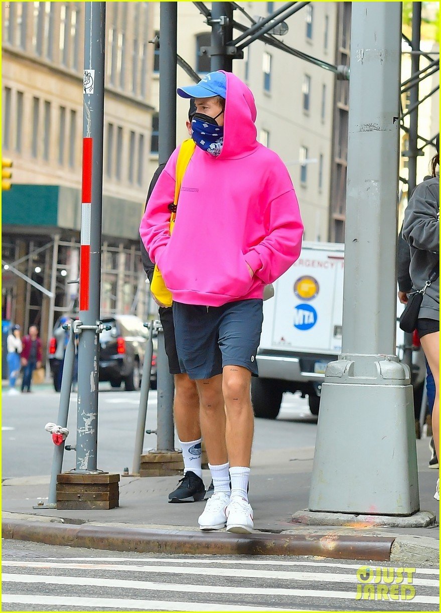 harry styles sports bright pink hooding while hanging out with friends 034637775