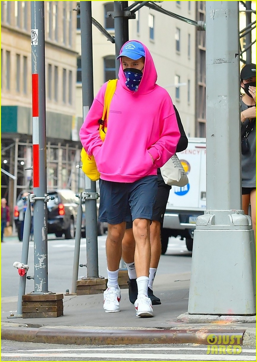 harry styles sports bright pink hooding while hanging out with friends 074637779