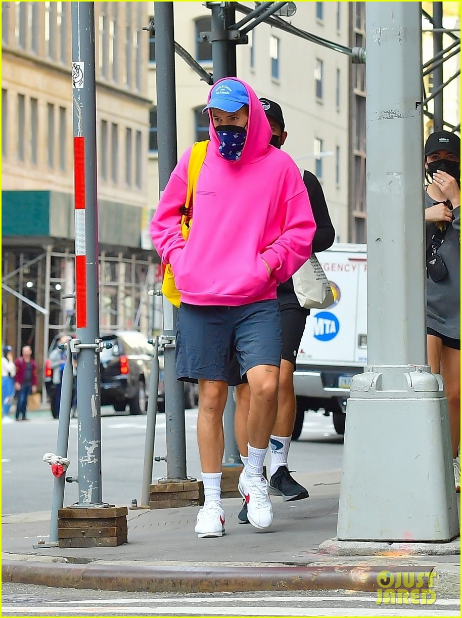 harry styles sports bright pink hooding while hanging out with friends 094637781