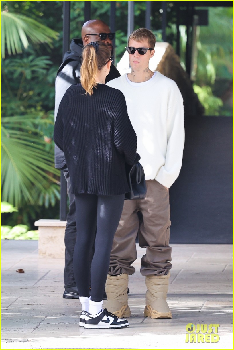 Español Rancio avión Justin Bieber Wears Kanye West's New Yeezy Boots During Brunch Outing with  Hailey: Photo 4655895 | Hailey Baldwin, Hailey Bieber, Justin Bieber  Pictures | Just Jared