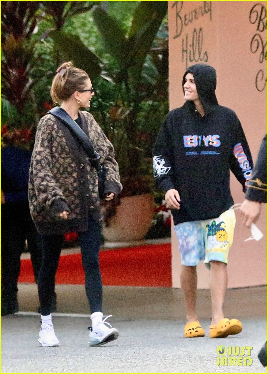 hailey justin bieber grab an early dinner in beverly hills 014657015